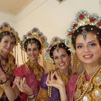 Singkat cerita saat aku masih tinggal di Jakarta, kebetulan aku aktif konser ke berbagai pulau di Indonesia bersama sahabat aku Zian ex Zigaz, Peppy jenggot (Bukan Empat Mata Trans7). Setelah pertemuan pertama aku di Padang dengan Julie, kami berpisah untuk sementara di Padang, jelasnya. Setelah beberapa hari di Jakarta, Ijal masih harus melanjutkan konser ke kota lainnya. Julie masih melanjutkan liburannya keliling Jawa, Bali, dan Lombok. Foto: Dok/pribadi Ijal.