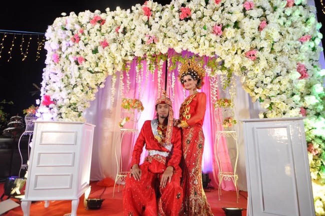 Ketika sudah mendapatkan penghasilan Ijal pun langsung menyewa kos untuk menetap sementara. Berkat aliran musik rocknya, Ijal mendapatkan atensi dari berbagai pecinta musik di Tanah Air. Hingga akhirnya ia bisa berkenalan dengan musisi Tanah Air. Seperti Zian ex vokalis band Zigaz, Peppy Jenggot dan rekan artis lainnya. Saat menjalani kariernya sebagai musisi jalanan itu, dia masih berkomunikasi dengan Julie. Foto: Dok/pribadi Ijal.