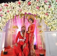 Ketika sudah mendapatkan penghasilan Ijal pun langsung menyewa kos untuk menetap sementara. Berkat aliran musik rocknya, Ijal mendapatkan atensi dari berbagai pecinta musik di Tanah Air. Hingga akhirnya ia bisa berkenalan dengan musisi Tanah Air. Seperti Zian ex vokalis band Zigaz, Peppy Jenggot dan rekan artis lainnya. Saat menjalani kariernya sebagai musisi jalanan itu, dia masih berkomunikasi dengan Julie. Foto: Dok/pribadi Ijal.