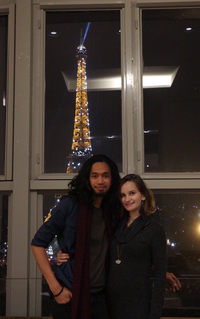 Awalnya biasa saja lama-lama jadi luar biasa, Julie istri saya mulai menatap mata aku dengan penuh makna dan arti saat aku perform di Padang, Bukit Tinggi, ungkap Ijal kepada Wolipop melalui Email. Ijal kemudian merantau ke Jakarta tanpa ada sanak saudara dan modal. Agar bisa bertahan hidup ia memilih untuk menjadi pengamen di jalan dan bus di kawasan Mangga Tiga, terminal, atau pusat kuliner di Jakarta Timur. Foto: Dok/pribadi Ijal.