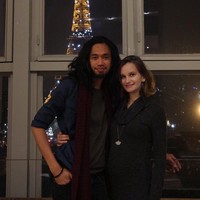 Awalnya biasa saja lama-lama jadi luar biasa, Julie istri saya mulai menatap mata aku dengan penuh makna dan arti saat aku perform di Padang, Bukit Tinggi, ungkap Ijal kepada Wolipop melalui Email. Ijal kemudian merantau ke Jakarta tanpa ada sanak saudara dan modal. Agar bisa bertahan hidup ia memilih untuk menjadi pengamen di jalan dan bus di kawasan Mangga Tiga, terminal, atau pusat kuliner di Jakarta Timur. Foto: Dok/pribadi Ijal.