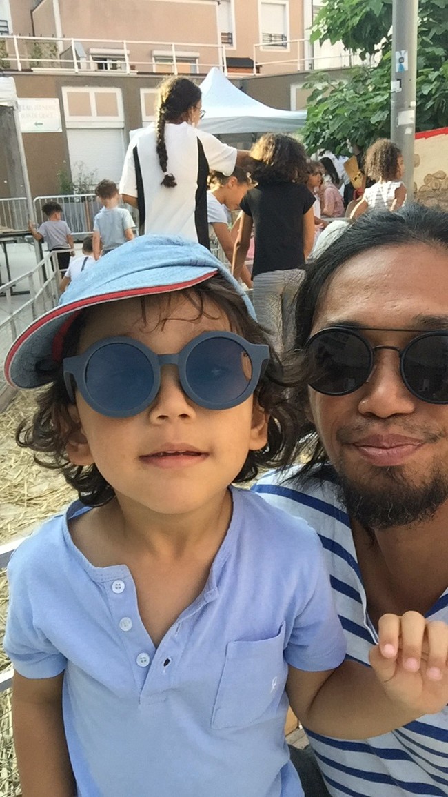 Pertemuan kedua di Gili Trawangan, Ijal merasa menyimpan banyak kenangan manis. Pada malam ketiga di Lombok, Ijal bernyanyi di salah satu kafe dan membawakan lagu karyanya sendiri berjudul Aku Cinta Padamu. Julie pun terpana melihat aksi Ijal saat itu. Foto: Dok/pribadi Ijal.