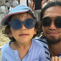 Pertemuan kedua di Gili Trawangan, Ijal merasa menyimpan banyak kenangan manis. Pada malam ketiga di Lombok, Ijal bernyanyi di salah satu kafe dan membawakan lagu karyanya sendiri berjudul Aku Cinta Padamu. Julie pun terpana melihat aksi Ijal saat itu. Foto: Dok/pribadi Ijal.