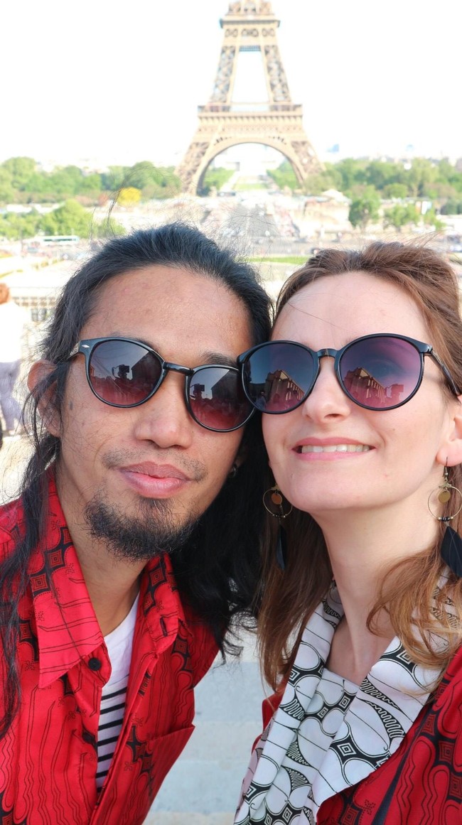 Ijal dan Julie baru berkenalan saat sang musisi kemudian mengisi acara musik di Padang, sebagai gitaris. Dia tak sengaja diperkenalkan oleh Julie melalui istri dari rekan satu bandnya, Redo Malano, usai manggung. Istri Redo, Marine adalah warga negara Prancis yang mengajar di Universitas Hasanuddin, Makassar, Sulawesi Selatan. Band Ijal dan Redo kerap diundang di berbagai kota. Foto: Dok/pribadi Ijal.