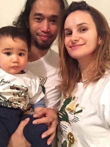 Ijal dan Julie, kisah cinta beda negara.