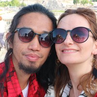 Ijal dan Julie baru berkenalan saat sang musisi kemudian mengisi acara musik di Padang, sebagai gitaris. Dia tak sengaja diperkenalkan oleh Julie melalui istri dari rekan satu bandnya, Redo Malano, usai manggung. Istri Redo, Marine adalah warga negara Prancis yang mengajar di Universitas Hasanuddin, Makassar, Sulawesi Selatan. Band Ijal dan Redo kerap diundang di berbagai kota. Foto: Dok/pribadi Ijal.