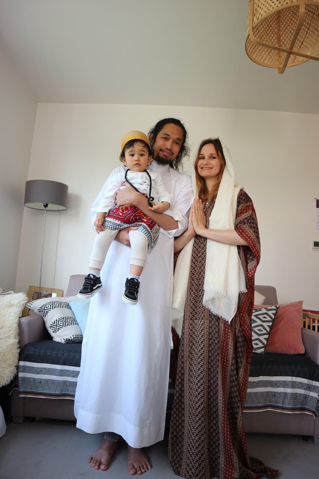 Ijal mengenang saat Julie menyaksikan ia beraksi di atas panggung. Julie pun menuliskan pesan di atas kertas putih karena kagum dengan Ijal. Eh ada lagi yang paling serunya karena Julie menulis ungkapan perasaannya di atas kertas menggunakan bahasa Indonesia dengan bantuan Google Translate, terangnya. Foto: Dok/pribadi Ijal.