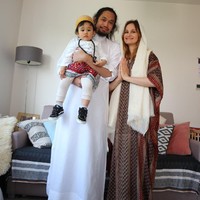 Ijal mengenang saat Julie menyaksikan ia beraksi di atas panggung. Julie pun menuliskan pesan di atas kertas putih karena kagum dengan Ijal. Eh ada lagi yang paling serunya karena Julie menulis ungkapan perasaannya di atas kertas menggunakan bahasa Indonesia dengan bantuan Google Translate, terangnya. Foto: Dok/pribadi Ijal.