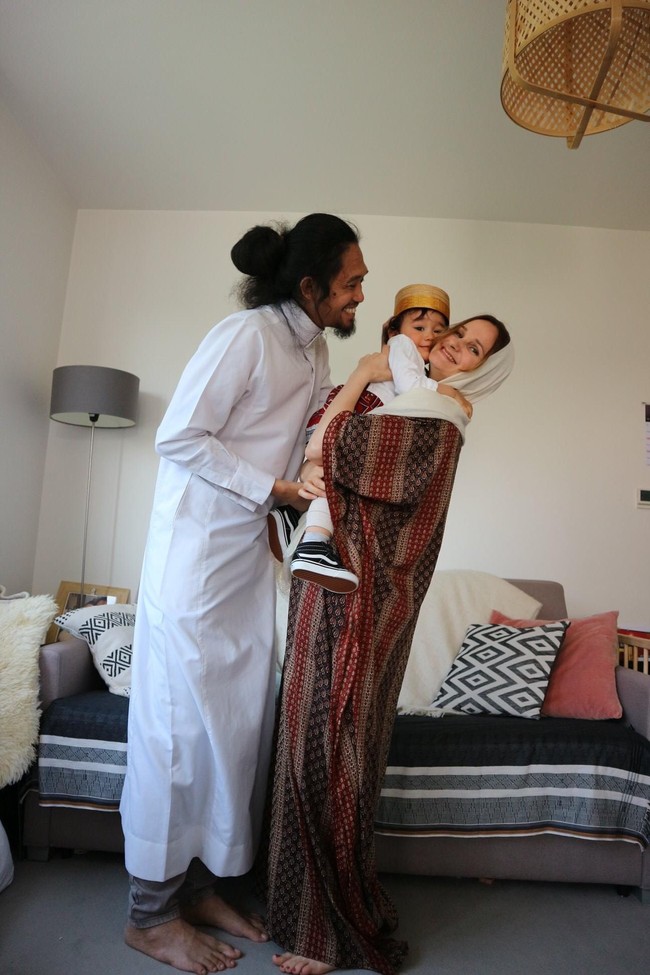 Setelah menikah, Ijal tinggal di Prancis bersama Julie. Ijal pun menceritakan suka dan duka menjalani kehidupan rumah tangga beda negara. Sukanya kami bisa mengenal tradisi, budaya, dan bahasa masing-masing. Dukanya karena jauh dari orangtua dan keluarga tercinta saja dan juga jauh dari makanan enak dari Indonesia, tuturnya. Ijal dan Julie pun mencoba beradaptasi dengan kebiasaan baru. Setelah satu tahun menjalani hidup bersama di kota mode itu, Julie dinyatakan positif hamil dan mengandung buah hati pertamanya. Kalau nggak salah sekitar bulan Juni 2018. Tepatnya saat kami berdua liburan ke Oslo, Norwegia, ujar Ijal yang terharu. Foto: Dok/pribadi Ijal.