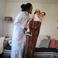 Setelah menikah, Ijal tinggal di Prancis bersama Julie. Ijal pun menceritakan suka dan duka menjalani kehidupan rumah tangga beda negara. Sukanya kami bisa mengenal tradisi, budaya, dan bahasa masing-masing. Dukanya karena jauh dari orangtua dan keluarga tercinta saja dan juga jauh dari makanan enak dari Indonesia, tuturnya. Ijal dan Julie pun mencoba beradaptasi dengan kebiasaan baru. Setelah satu tahun menjalani hidup bersama di kota mode itu, Julie dinyatakan positif hamil dan mengandung buah hati pertamanya. Kalau nggak salah sekitar bulan Juni 2018. Tepatnya saat kami berdua liburan ke Oslo, Norwegia, ujar Ijal yang terharu. Foto: Dok/pribadi Ijal.