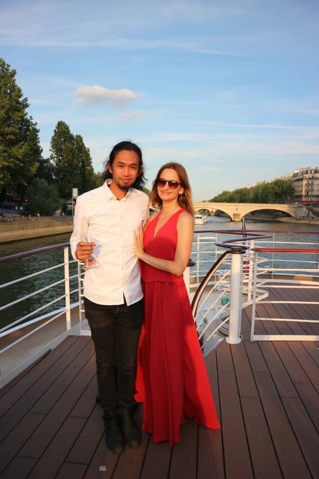 Pria itu bernama Rizal Hamid atau akrab disapa Ijal Ricardo. Dia menikah dengan Julie yang aktif bekerja sebagai editor di media internasional Paris. Ijal dan Julie bertemu di bandara Minangkabau, Sumatera Barat. Keduanya sama sekali tak tahu kalau mereka ternyata datang ke Padang untuk menghadiri acara yang sama yaitu resepsi pernikahan di Bukit Tinggi, Padang, Sumatera Barat pada September 2015. Pernikahan tersebut mempelai prianya adalah sahabat Ijal, sedangkan mempelai wanitanya, sepupu Julie. Namun pada saat acara pernikahan itu, keduanya belum saling berkenalan. Foto: Dok/pribadi Ijal.