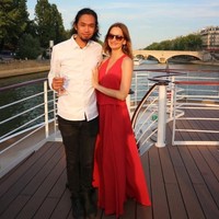 Pria itu bernama Rizal Hamid atau akrab disapa Ijal Ricardo. Dia menikah dengan Julie yang aktif bekerja sebagai editor di media internasional Paris. Ijal dan Julie bertemu di bandara Minangkabau, Sumatera Barat. Keduanya sama sekali tak tahu kalau mereka ternyata datang ke Padang untuk menghadiri acara yang sama yaitu resepsi pernikahan di Bukit Tinggi, Padang, Sumatera Barat pada September 2015. Pernikahan tersebut mempelai prianya adalah sahabat Ijal, sedangkan mempelai wanitanya, sepupu Julie. Namun pada saat acara pernikahan itu, keduanya belum saling berkenalan. Foto: Dok/pribadi Ijal.