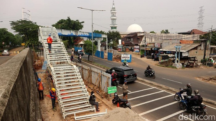 Pembangunan JPO di Jalan Kolonel Sugiono, Jakarta Timur, terus berlangsung. Diketahui, JPO itu memiliki desain modern yang sarat nilai kearifan lokal.