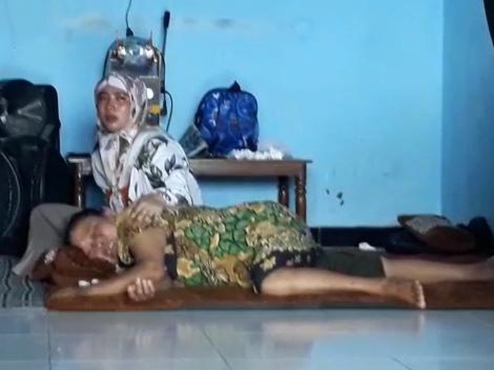 Isak Tangis Keluarga operator Perahu Tambang Tenggelam di Bengawan Solo yang Belum Ditemukan
