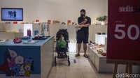 Anak-anak di bawah 12 tahun diperbolehkan masuk dengan syarat didampingi orang tua. Tempat bermain anak dan tempat hiburan di dalam pusat perbelanjaan sudah boleh digunakan dengan syarat orang tua harus mencatatkan alamat dan nomor telepon untuk kebutuhan tracing.