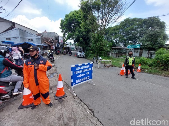 Jalan Kolmas arah Lembang terputus longsor