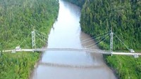 7 kabupaten yang tersambung terhubung Jembatan Meteor adalah, Kabupaten Jayawijaya, Kabupaten Lanny Jaya, Kabupaten Tolikara, Kabupaten Mamberamo Tengah, Kabupaten Nduga, Kabupaten Puncak dan Kabupaten Puncak Jaya. Nah, pertanyaannya kenapa disebut dengan nama Jembatan Meteor? Ada yang tahu?Foto: Dok. Ditjen Bina Marga Kementerian PUPR