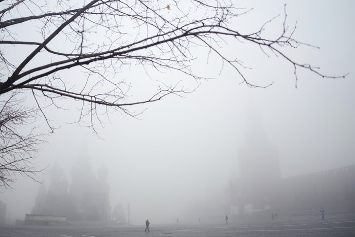 Kabut pekat menyelimuti Kota Moskow, Rusia, (2/11). Akibatnya, jarak pandang terbatas dan jadwal penerbangan mengalami penundaan.