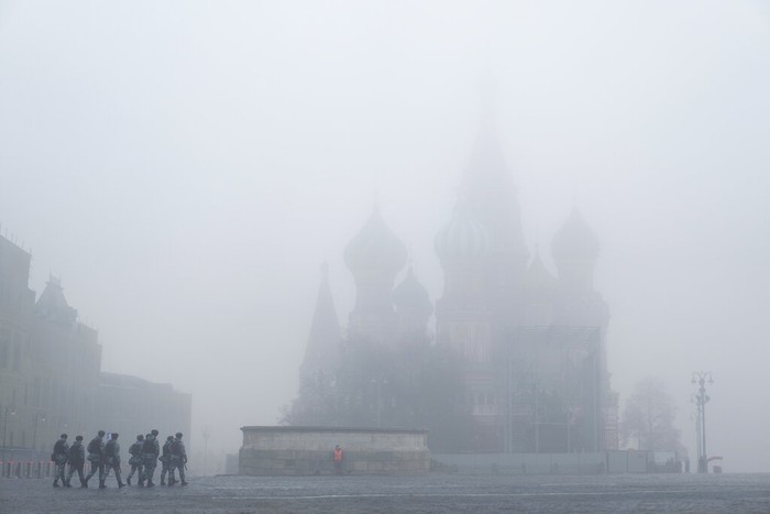 Kabut pekat menyelimuti Kota Moskow, Rusia, (2/11). Akibatnya, jarak pandang terbatas dan jadwal penerbangan mengalami penundaan.