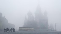 Tentara Rusia berjalan di Lapangan Merah dengan jarak pandang terbatas karena kabut.