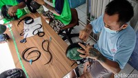 Mereka pun tetap mampu meraup cuan melalui kegiatan memproduksi rambut palsu atau wig.