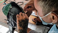Diketahui, pembuatan wig ini merupakan kerjasama antara Rutan Kelas II B Wates dengan PT. Sung Chang Indonesia, salah satu pabrik wig yang berlokasi di Wates, Kulon Progo.