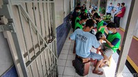 Sekitar 25 warga binaan dilibatkan dalam proses pembuatan wig di dalam kompleks rutan tersebut. Sebelumnya warga binaan telah mendapat pelatihan pembuatan wig oleh utusan pabrik selama kurang lebih satu bulan.