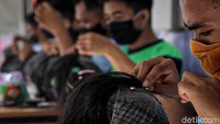 Aktivitas warga binaan ini dihargai dengan upah yang dihitung berdasarkan jumlah wig yang dihasilkan. Kepala Rutan Kelas II B Wates, Deny Fajariyanto menerangkan setiap satu wig jadi, warga binaan dapat memperoleh cuan atau premi sekitar Rp 8 ribu untuk wig jenis colbi, Rp 15 ribu jenis elody dan tertinggi Rp18 ribu jenis dorci.