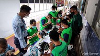 Uang yang didapat itu bisa dicairkan saat warga binaan keluar dari penjara atau diserahkan kepada keluarga ketika menjenguk mereka di rutan.