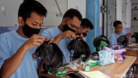 Hidup di dalam hotel prodeo tak membatasi produktivitas warga binaan di Rumah Tahanan Kelas II B Wates, Kabupaten Kulon Progo, Daerah Istimewa Yogyakarta.