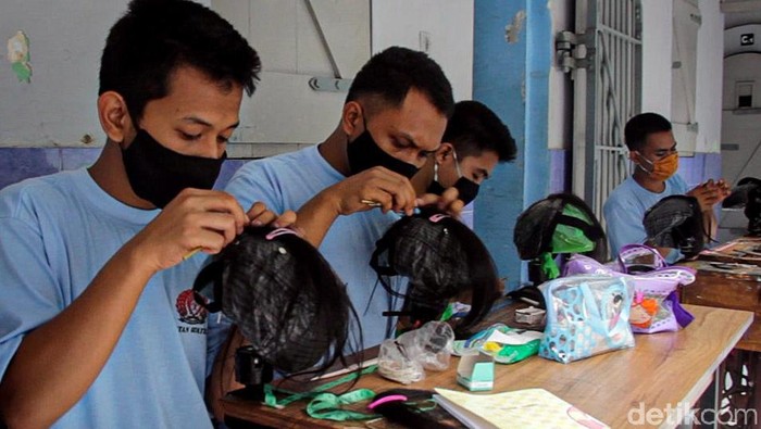 Hidup di dalam hotel prodeo tak membatasi produktivitas warga binaan di Kulon Progo. Mereka tetap mampu meraup cuan lewat pembuatan rambut palsu atau wig.