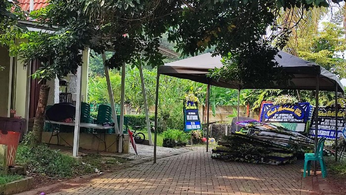 Karangan bunga memenuhi halaman rumah duka Aris Kadarisman, AVP PT RNI di Depok