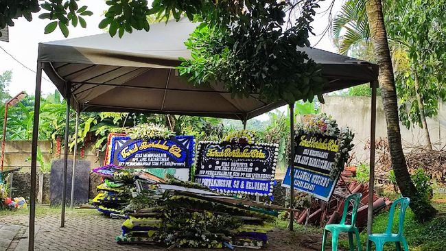 Karangan bunga memenuhi halaman rumah duka Aris Kadarisman, AVP PT RNI di Depok