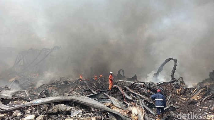 Kebakaran Pabrik Korek di Tangerang Padam.