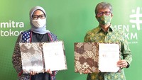 Penandatanganan perjanjian kerja sama dilakukan oleh Direktur Kebijakan Publik dan Hubungan Pemerintah Tokopedia, Astri Wahyuni, dan Deputi Bidang Usaha Mikro Kemenkop dan UKM RI, Eddy Satriya.