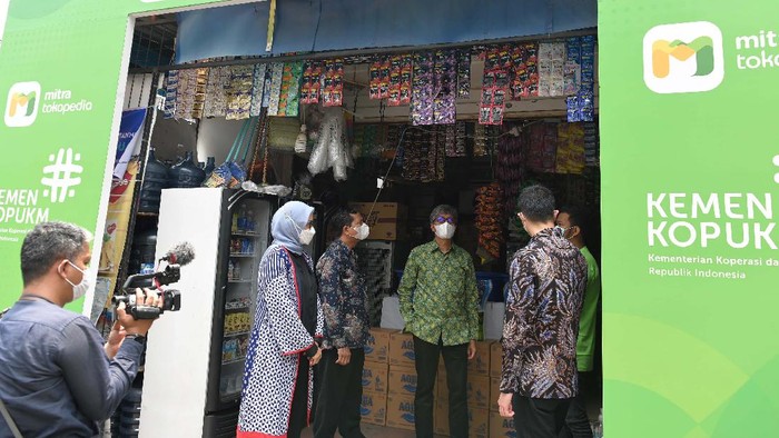 Kemenkop Dukung Pembinaan UMKM Melalui Digitalisasi Kementerian Koperasi dan UKM RI berkolaborasi dengan Tokopedia. Kerja sama ini untuk pembinaan dan pemberdayaan pelaku usaha mikro melalui program digitalisasi warung.
