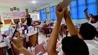 Siswa SMAN 1 Membalong antusias mengikuti kegiatan Traveling and Mobilephone Photograpy yang diadakan komunitas Vespagraphy.
