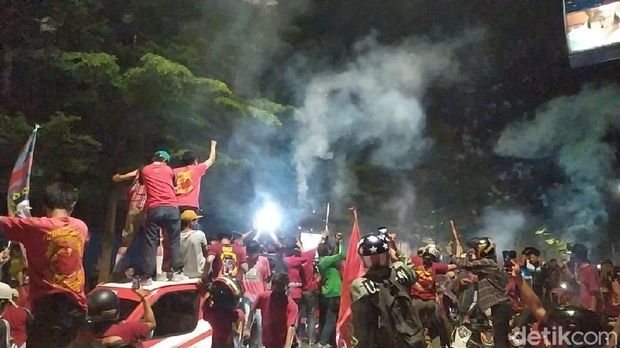 Konvoi 3.000 suporter rayakan HUT ke-106 PSM Makassar. (Hermawan/detikcom)