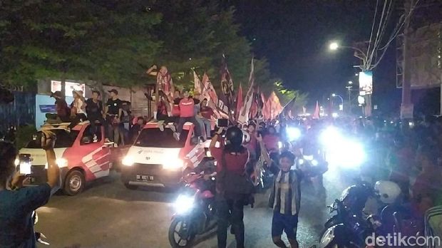 Konvoi 3.000 suporter rayakan HUT ke-106 PSM Makassar. (Hermawan/detikcom)