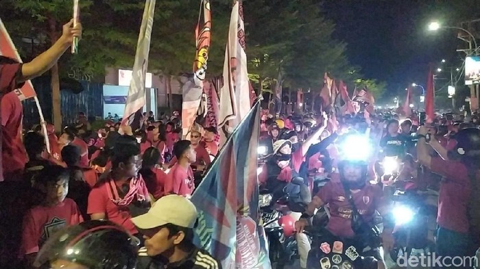 Konvoi 3.000 suporter rayakan HUT ke-106 PSM Makassar. (Hermawan/detikcom)