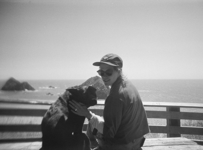 Mengenai lamarannya, Kristen Stewart mengaku bahwa tidak ada yang spesifik terkait prosesi tersebut. Tidak ada perjanjian pula bahwa Dylan yang akan melakukannya. Karena mereka berdua ada wanita memang bisa jadi ada kebingungan peran gender tapi Dylan lah yang menginisiasi momen romantis itu. Foto: Instagram @spillzdylz