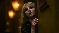 Perjalanan itu terbilang mulus sampai akhirnya dia mendapat teror dari mimpi-mimpi yang kerap datang di malam hari. (Foto: Parisa Taghizadeh - © 2021 FOCUS FEATURES LLC. ALL RIGHTS RESERVED/via IMDB)