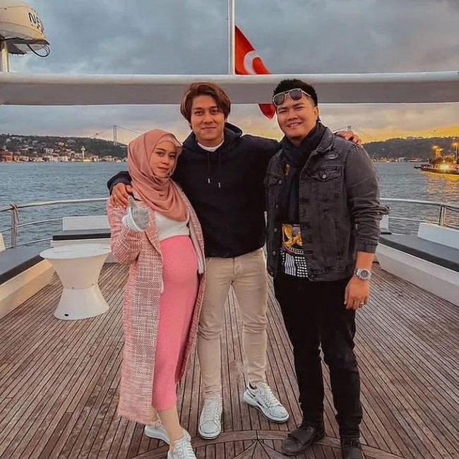 Lesti Kejora diketahui tengah menghabiskan waktu liburan sekaligus babymoonnya di Turki bersama suaminya, Rizky Billar. Ketika berada di Turki, pasangan tersebut bertemu dengan Siti KDI. Momen pertemuan keduanya pun diabadikan dan diunggah ke media sosial. Foto: Instagram/@siti_perk