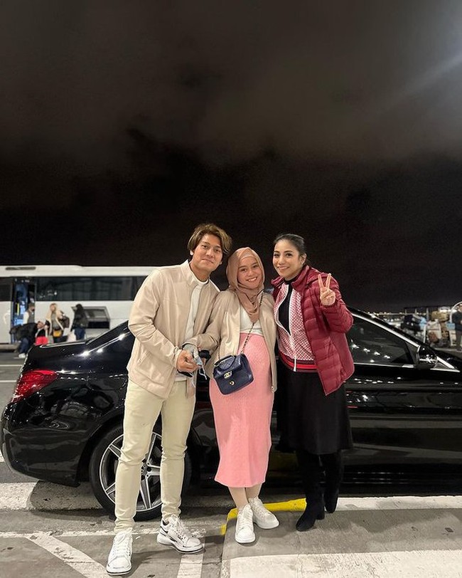 Dalam unggahan-unggahannya itu terlihat Lesti Kejora yang tampak bahagia berfoto bersama Rizky Billar dan Siti KDI. Baby bump di perutnya pun sudah terlihat semakin membesar. Foto: Instagram/@siti_perk