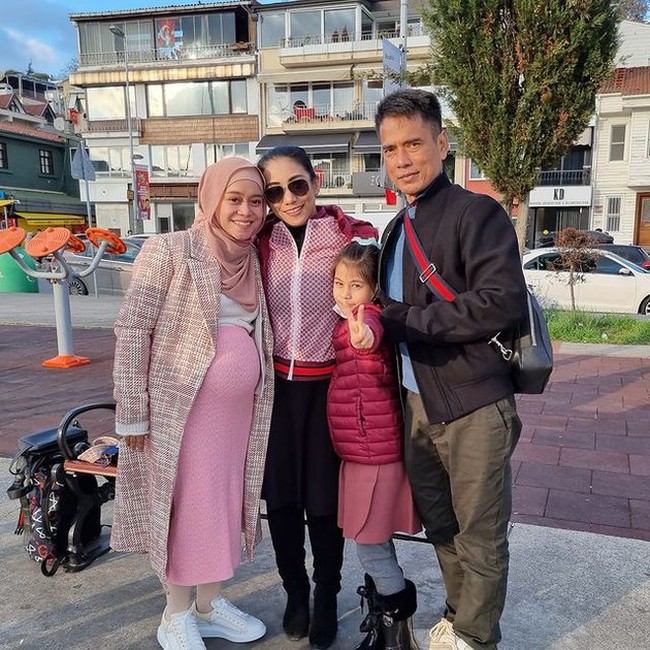 Lesti Kejora dan Siti KDI terlihat sama-sama berpose ketika menaiki kapal pesiar. Raut wajah bahagia pun tampak terpancar dari wajah Lesti Kejora dan Siti KDI. Foto: Instagram/@siti_perk