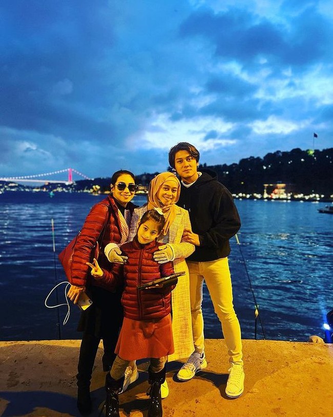 Selama berada di Turki, Lesti Kejora dan Rizky Billar memang telah mengunjungi berbagai tempat. Tak hanya itu saja, mereka juga menaiki kapal pesiar. Bagaimana menurutmu penampilan Lesti? Foto: Instagram/@siti_perk