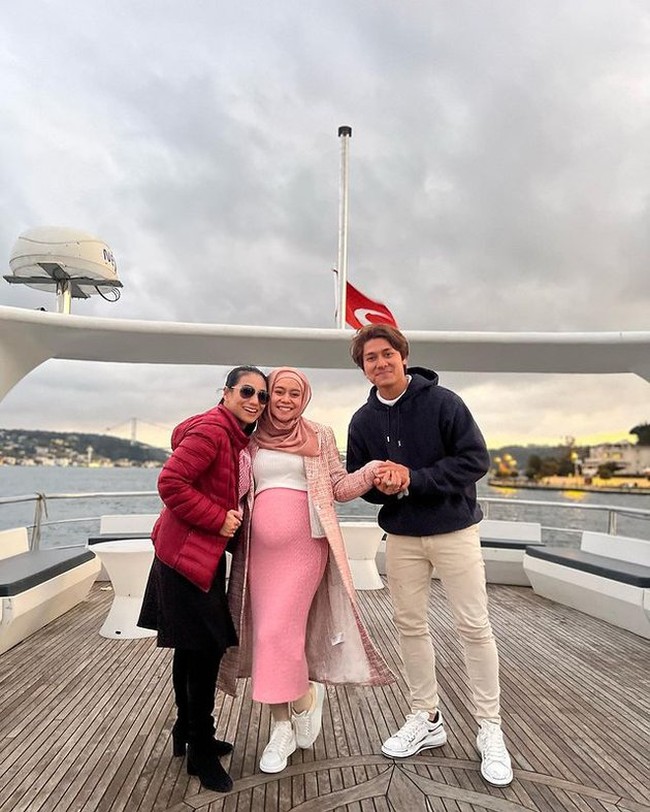 Lesti tampil cantik dengan pakaian bernuansa merah muda. Istri dari Rizky Billar itu tampak mengenakan kaos berwarna putih yang dipadukan dengan outer bermotif dan rok panjang berwarna merah muda. Penampilannya itu dilengkapi dengan hijab berwarna senada. Foto: Instagram/@siti_perk