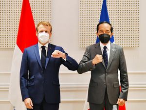 Lihat Lagi Foto Jokowi yang Bermasker Saat Bertemu Biden-Macron