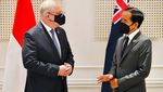 Lihat Lagi Foto Jokowi yang Bermasker Saat Bertemu Biden-Macron