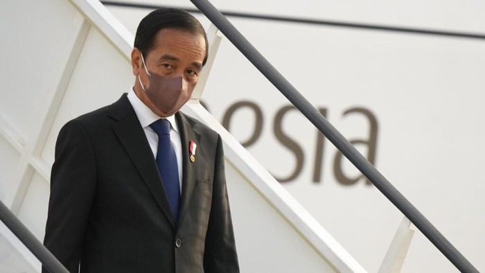 Presiden Joko Widodo menghadiri KTT G20 yang digelar di Roma, Italia. Momen Jokowi yang selalu bermasker di hadapan para pemimpin dunia pun jadi sorotan.